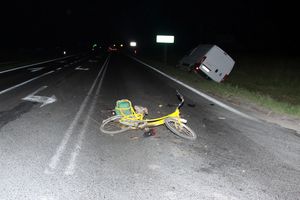 Wypadek w Strzegowie. Rowerzysta uderzył w fiata ducato