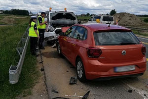 VW polo uderzył w robotników pracujących na drodze