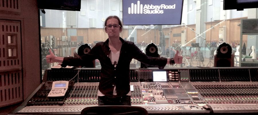 Marek Kisieliński w studio Abbey Road w Londynie, gdzie nagrywali Beatlesi