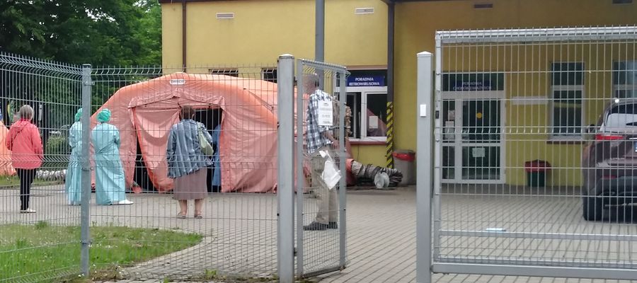 W poniedziałek rano pod oddziałem zakaźnym Ostródzkiego szpitala znowu pojawiła się kolejka osób czekających na badanie