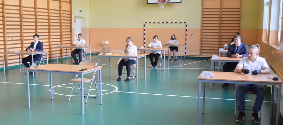 Uczniowie ze Szkoły Podstawowej im. Orła Białego w Brzoziu Lubawskim przed rozpoczęciem egzaminu 