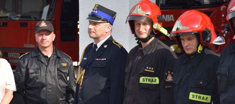 Janusz Markowski (drugi z lewej) przeszedł na strażacką emeryturę