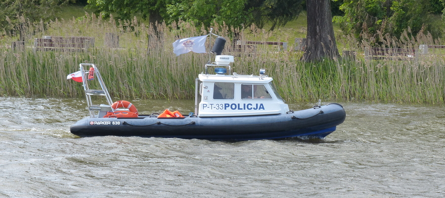Policyjny patrol wodny na Jezioraku, w Iławie. W tym miejscu obowiązuje ograniczenie prędkości do 6 km/h