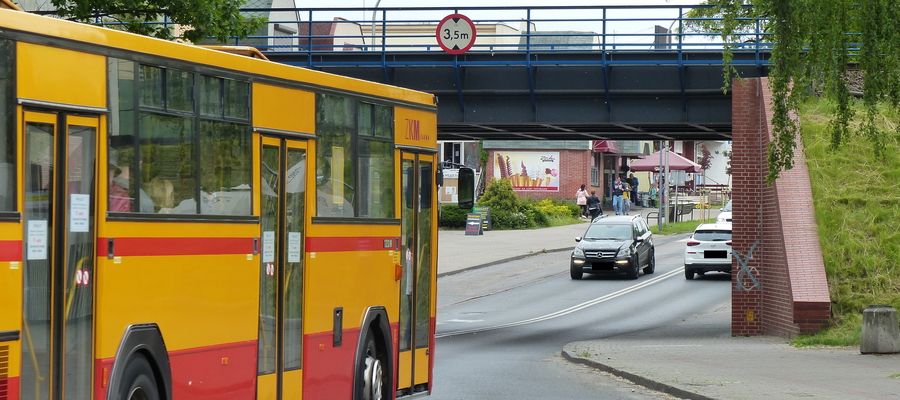 Zdjęcie ilustracyjne — autobus ZKM Iława wjeżdża pod wiadukt kolejowy przy ulicy Sobieskiego 