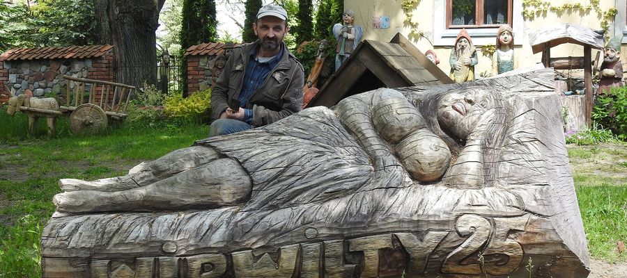 Piotr Gołębiowski przy swojej Sierotce Marysi, która jest bardzo często fotografowana przez turystów i odwiedzających Wirwilty, gdzie rzeźbiarz mieszka i tworzy.