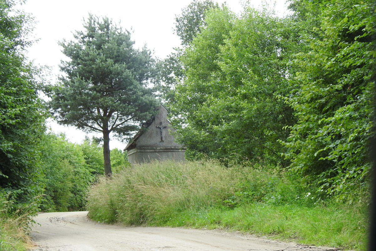 Kapliczka Unikowska (Die Glocksteiner Kapelle) stoi przy skrzyżowaniu drogi Bisztynek - Reszel z drogą wiodącą przez las do Unikowa i Wysokiej Dąbrowy.