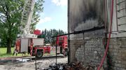 Zaczęło się od pożaru pojemników na śmieci, potem zajął się dach szkoły [ZDJĘCIA]