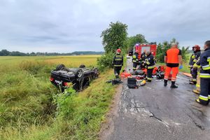 Kierowca zginął pod Bartoszycami po dachowaniu samochodu