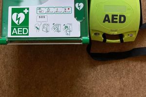 Kolejny defibrylator AED w Bartoszycach. Przyjdź i zobacz, jak go obsługiwać