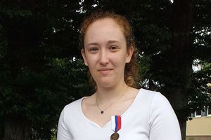 Tegoroczna maturzystka "Odzieżówki" otrzymała brązowy medal za zasługi dla LOK