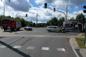 Zderzenie dwóch samochodów w Olsztynie. Jedna osoba trafiła do szpitala