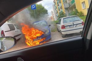 Samochód spłonął doszczętnie - pożar na parkingu przy Nowowiejskiej 