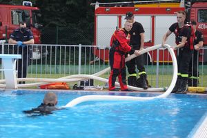 Strażacy ćwiczyli na basenie, a przy okazji przypominali o zasadach bezpieczeństwa nad wodą