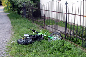 Wypadek w Nowej Wsi. 13-latek uderzył motocyklem w ogrodzenie