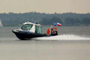 Policjanci szukają świadków wywrócenia się łodzi na jeziorze Niegocin