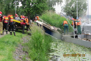 Wydobyli spaloną łódź z Jeziora Drwęckiego 