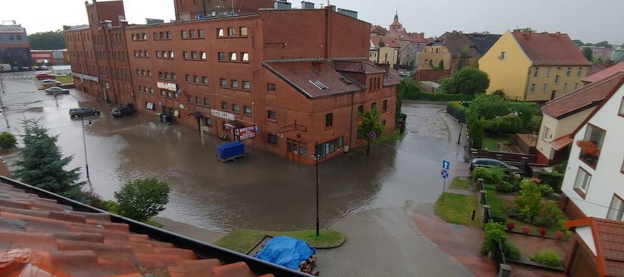 Ulica Młynarska w Bartoszycach zalana po poniedziałkowej ulewie
