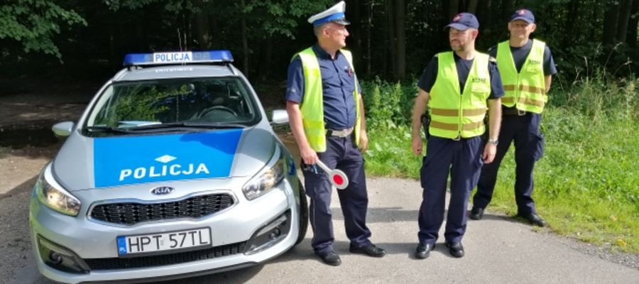 Działania funkcjonariuszy Policji i SOK na przejeździe kolejowo-drogowym w miejscowości Komorniki