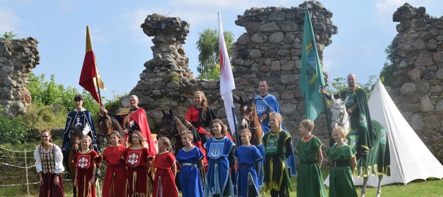 Na rozpoczęcie zmagań rycerskich nieopodal ruin zamku w Kurzętniku zorganizowano I Konny Turniej Rycerski 
