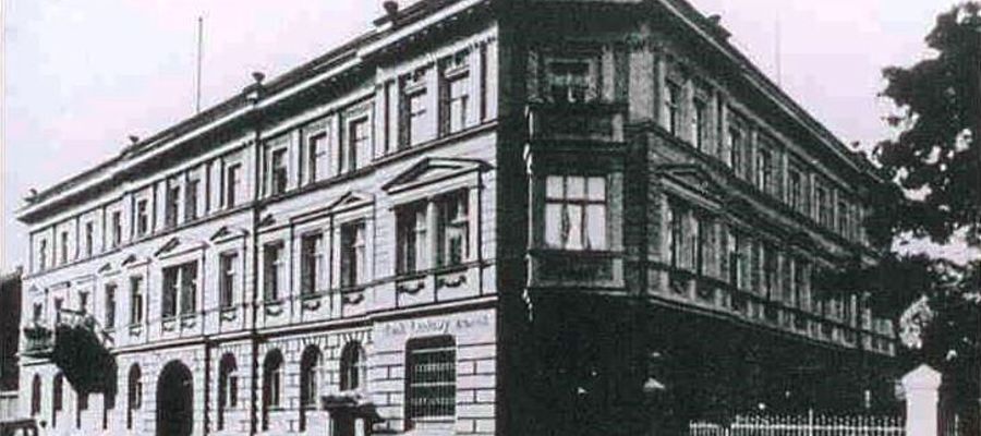 W 1919 roku na potrzeby polskich Warmiaków zakupiono budynek hotelu Centralhotel, który stał przy zbiegu dzisiejszych ulic Partyzantów i Lanca. Do 1939 r. mieściły się tam polskie instytucje działające na Warmii. Budynek rozebrano w latach 70 i postawiono