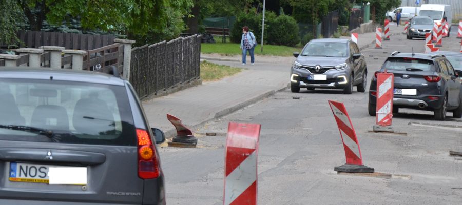 Kierowcy na odcinku ulicy Jaracza w Ostródzie nie mają łatwego zadania
