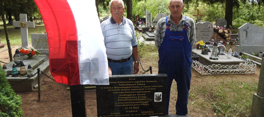 Grobem dziadka opiekują się wnukowie: Roman Sarna i Jan Sarna.