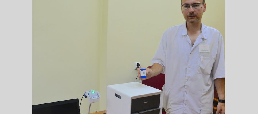 Kierownik Laboratorium Diagnostycznego w Iławie, Andrzej Fedus, zaprezentował nowy sprzęt, który jest wykorzystywany do badania na Covid-19