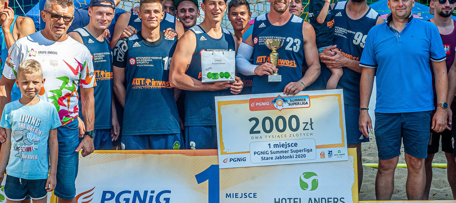 Zwycięzcy z Gdańska oraz organizatorzy turnieju Bogusław Fijas, wójt gminy Ostróda (z lewej, w okularach), oraz Tomasz Dowgiałło (drugi z prawej), prezes zarządu Hotelu Anders