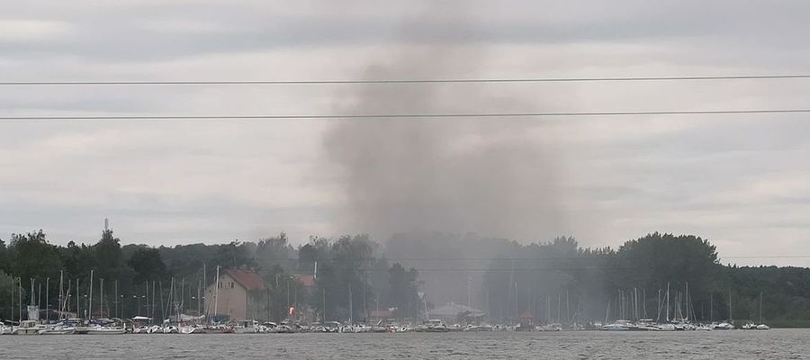 Kłęby dymu były widoczne z drugiego brzegu Jeziora Drwęckiego