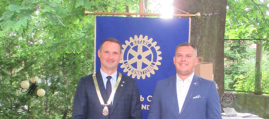 Zmiana warty: po lewej prezydent-elekt Marek Aniołkowski, po prawej past-prezydent Aleksander Radziun