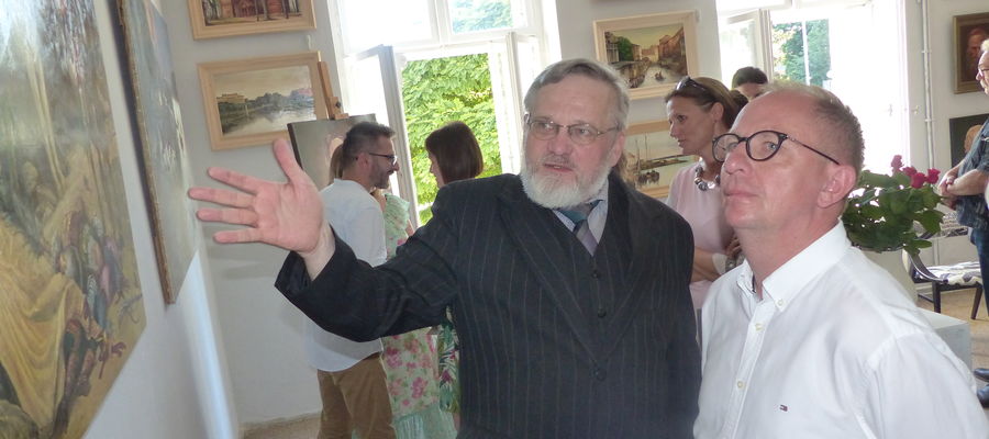 Andrzej Mazurkiewicz (z lewej) osobiście wyjaśniał Dariuszowi Paczkowskiemu, "co artysta miał na myśli"