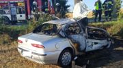 Alfa romeo uderzyła w drzewo i zapaliła się, nieprzytomny kierowca trafił do szpitala