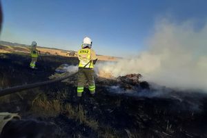 Ryn: Wielki pożar ścierniska i bel słomy, ogień gasiło kilkudziesięciu strażaków   