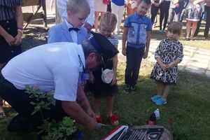 Odsłonięcie tablicy pamiątkowej w Janowcu Kościelnym