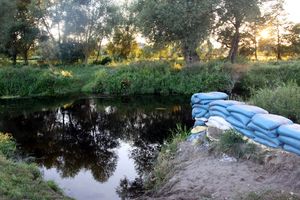 Mężczyzna doznał urazu kręgosłupa po skoku do Wkry
