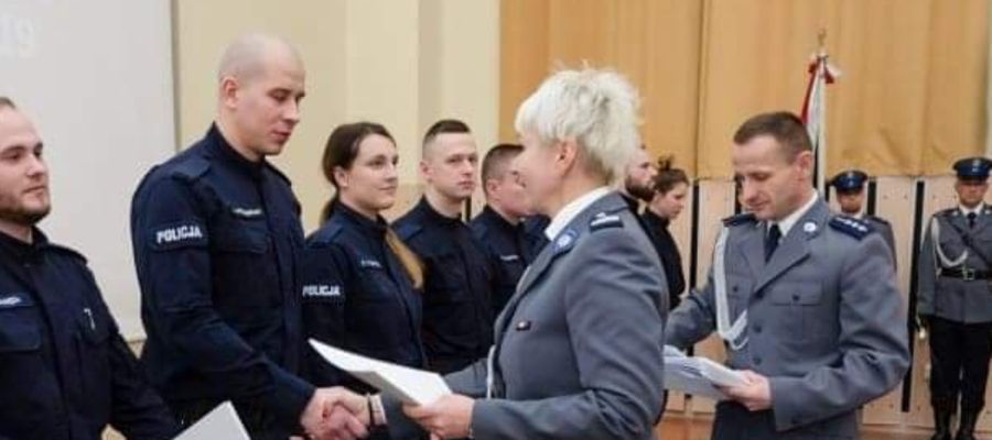 St. post. Andrzej Grędziszewski podczas odbierania gratulacji w Szkole Policji.