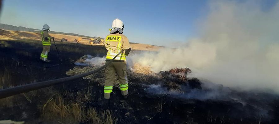 Pożar ścierniska i bel słomy w okolicy Rynu, pożar objął ok. 50 ha