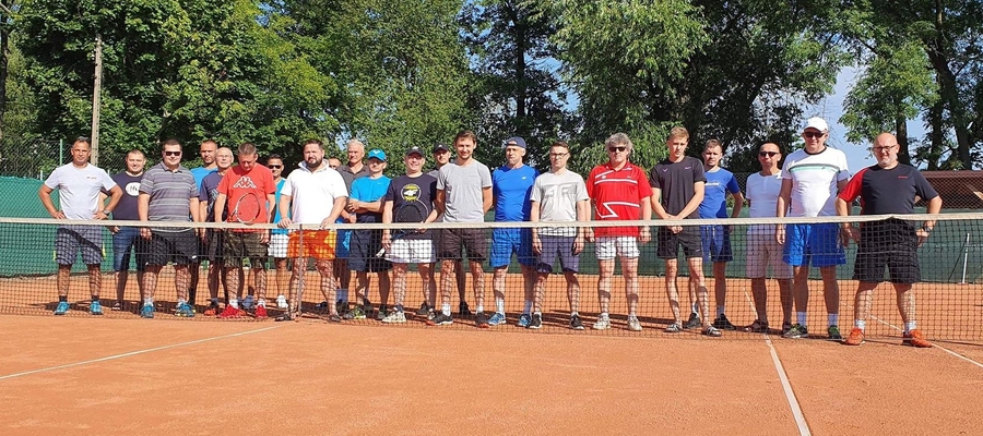 Zdjęcie wszystkich uczestników turnieju o Puchar LTT Laver
