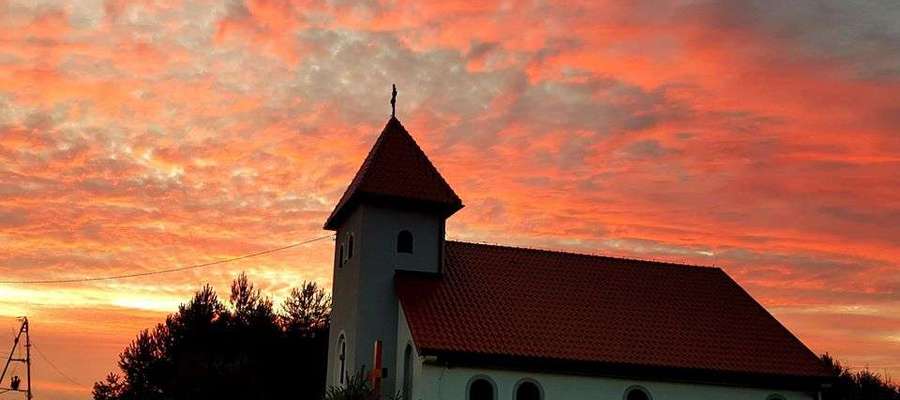Kościół w Gałajnach o zachodzie słońca.