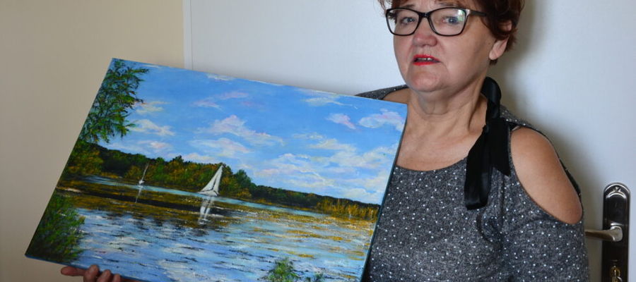 Jolanta Kuska podarowała Starostwu Powiatowemu w Iławie obraz, który przyniosła osobiście
