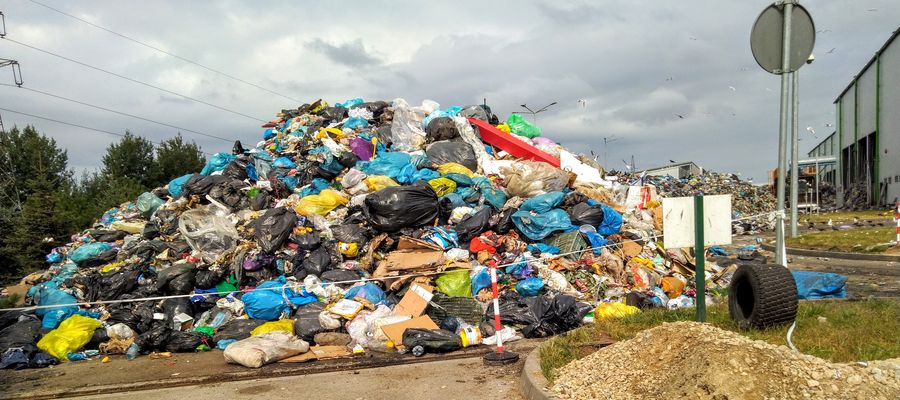 Góra śmieci piętrząca się przed halą ZGOK.