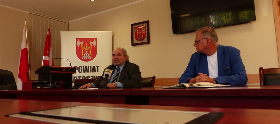 Starosta powiatu bartoszyckiego Zbigniew Nadolny i dyrektor szpitala Sławomir Wójcik podczas konferencji prasowej 24 sierpnia
