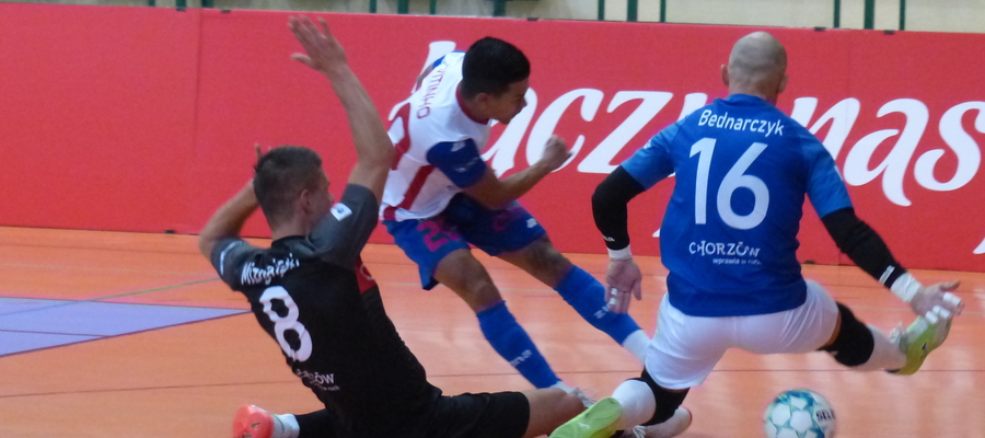 Vitinho w akcji — za chwilę piłka przeleci między nogami Mateusza Bednarczyka, a Constract wyjdzie na prowadzenie 2:0