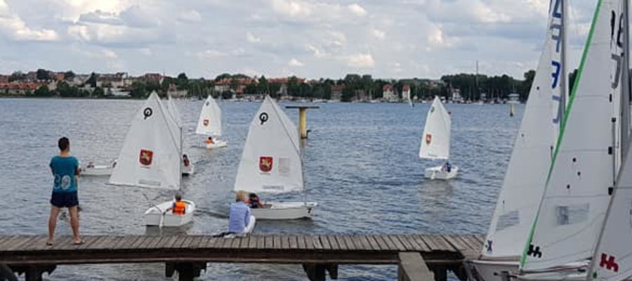 Młodzi żeglarze trzy dni będą rywalizowali na Jeziorze Drwęckim o puchar UKŻ Ostróda