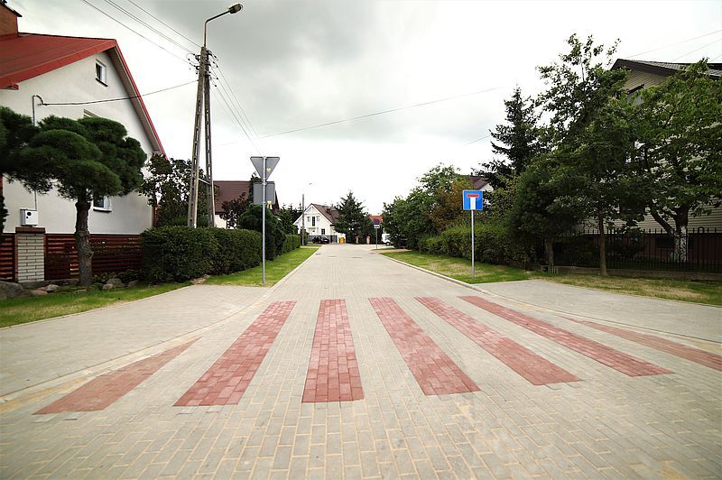 Na ulicy Jesionowej jest już położony nowy asfalt wraz z chodnikiem, zjazdami na posesję oraz kanalizacją sanitarną i deszczową