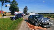 Cztery osoby w szpitalu po czołowym zderzeniu aut koło Bartoszyc [VIDEO]