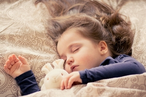 Psycholog radzi: 8 sposobów na problemy ze snem u dzieci