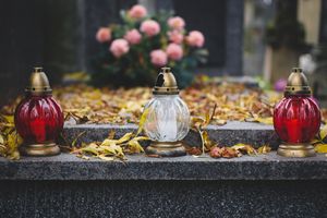 Zbliża się Wszystkich Świętych. Jak zabezpieczyć grób przed kradzieżą kwiatów i zniczy? Co znika najczęściej?