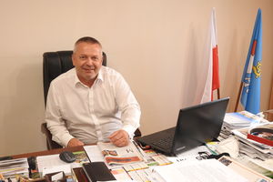 Burmistrz Bisztynka Marek Dominiak w swym gabinecie.