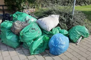 W Durągu dzieci sprzątnęły świat, a śmieci na przystanku leżą od tygodnia